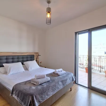 Apartamento Spacious Terrace, Swimming Pool, Private Parking